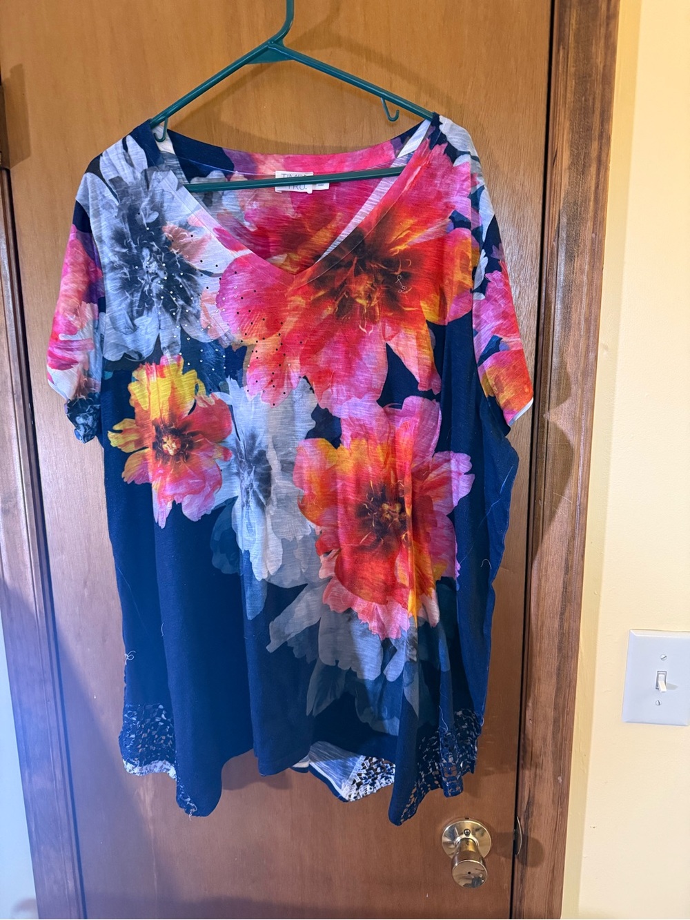 Time and Tru Navy V-Neck Tee with Pink and Orange Floral Print - Picture 4 of 8